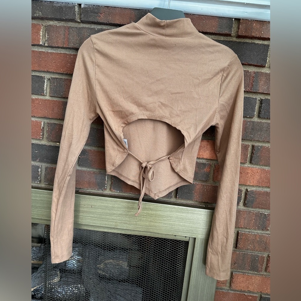 🛍️ cine  stepup long sleeve crop top with open low back.never worn.